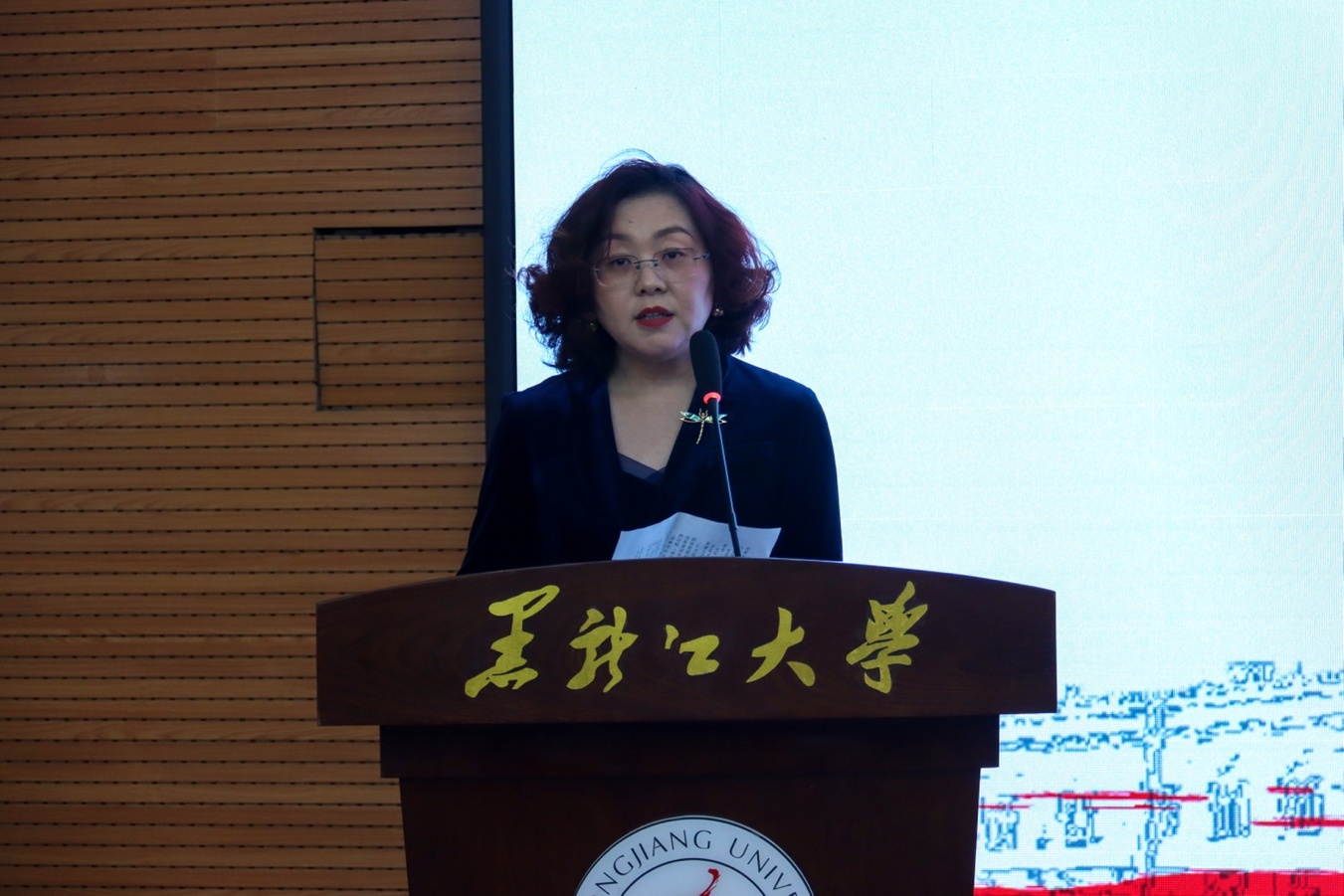 人站在鐘表旁描述已自動生成,男人和女人站在一起低可信度描述已自動生成